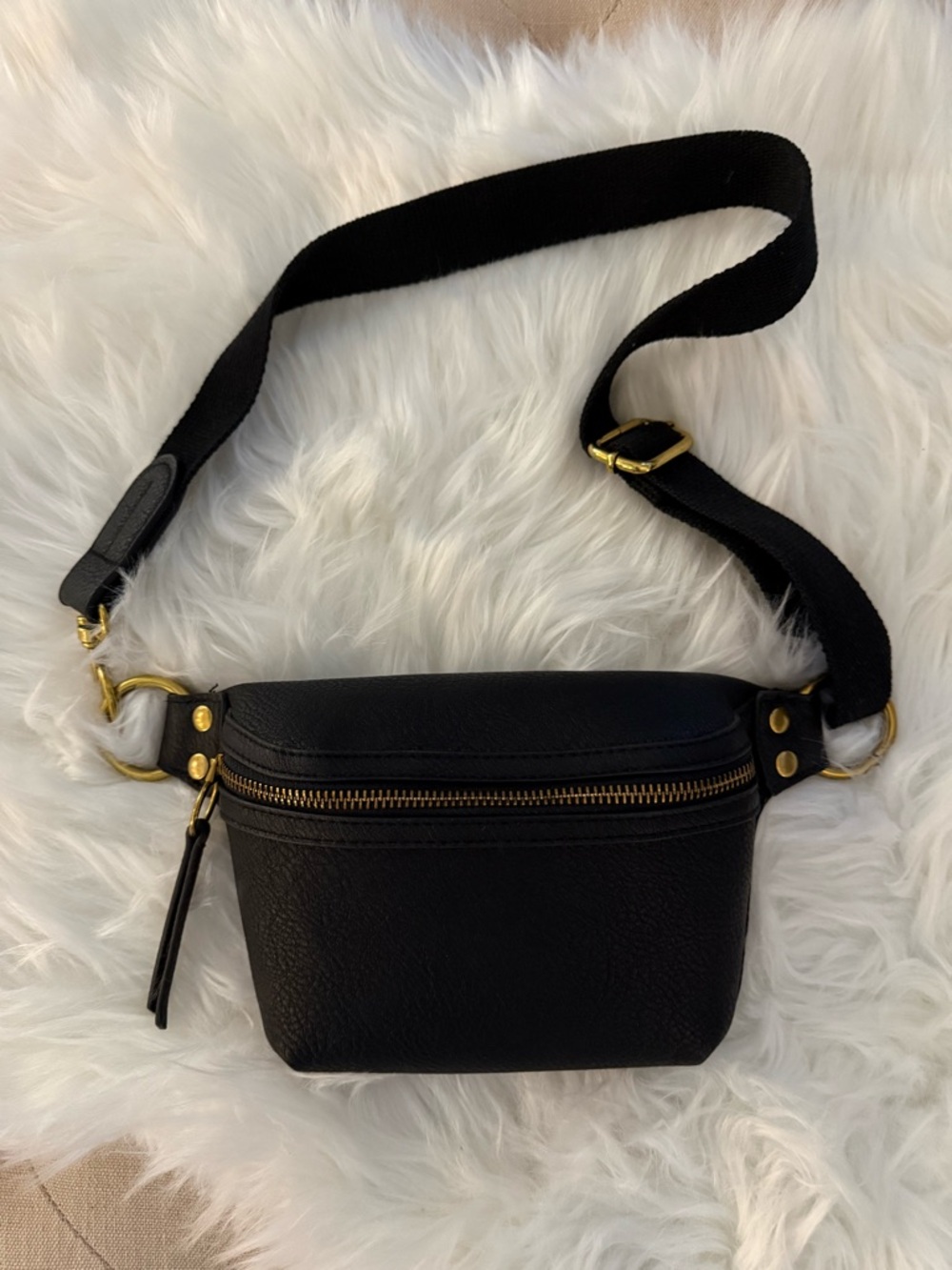 Universal Thread Black Belt Bag Crossbody - Picture 2 of 8